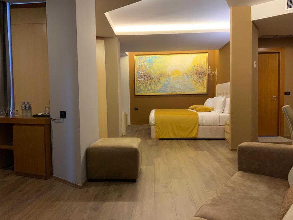 Albanopolis Hotel Тирана Екстер'єр фото
