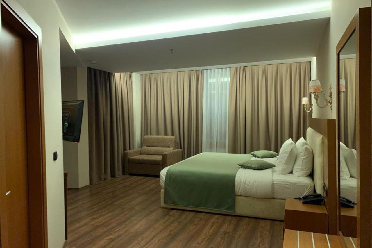 Albanopolis Hotel Тирана Екстер'єр фото